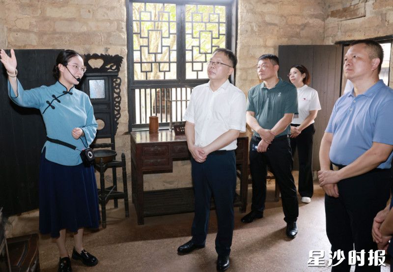 郑以仁在杨开慧故居瞻仰参观。均为董坤 摄 郑以仁在杨开慧故居瞻仰参观。均为董坤 摄