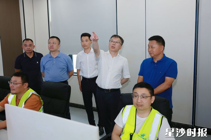 郑以仁在湖南雷恒建材科技有限公司检查安全生产、生态环保工作。 郑以仁在湖南雷恒建材科技有限公司检查安全生产、生态环保工作。