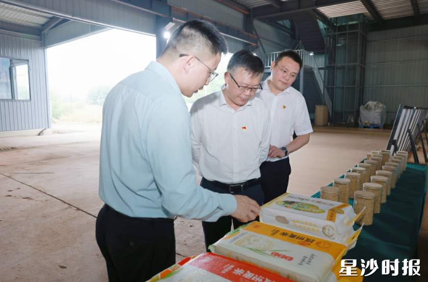 郑以仁在湖南粮易智联科技有限公司调研安全生产、农业社会化服务工作。 郑以仁在湖南粮易智联科技有限公司调研安全生产、农业社会化服务工作。