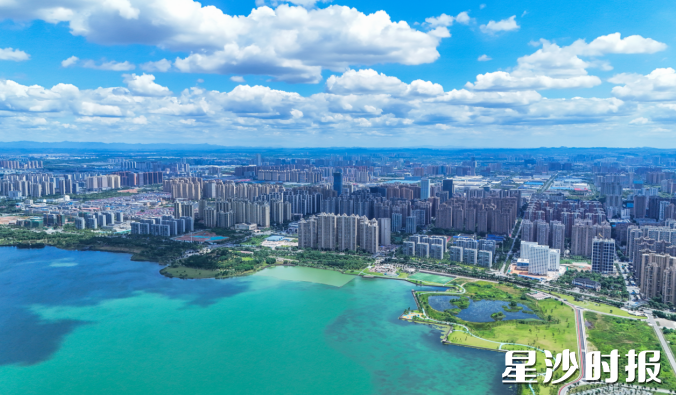 碧波荡漾的松雅湖畔，城市高楼林立。章帝 摄
