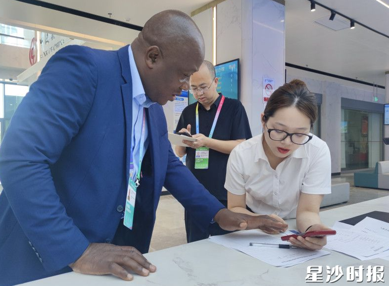在长沙自贸临空区政务服务大厅,工作人员跟非洲客商交流。长沙自贸临空区供图 在长沙自贸临空区政务服务大厅,工作人员跟非洲客商交流。长沙自贸临空区供图