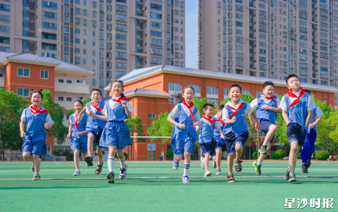 孩子们在阳光下奔跑。章帝 摄 孩子们在阳光下奔跑。章帝 摄