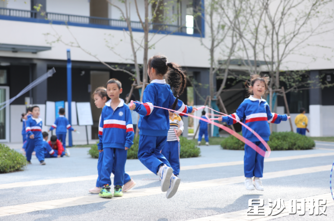 如今的长沙县,长郡、雅礼等27所合作校让“名校就在家门口”,教育综合发展和质量指数位居全国县域教育百强县双榜首。图为长沙市雅礼实验田汉学校的学生在校园里尽情玩耍。李杰 摄