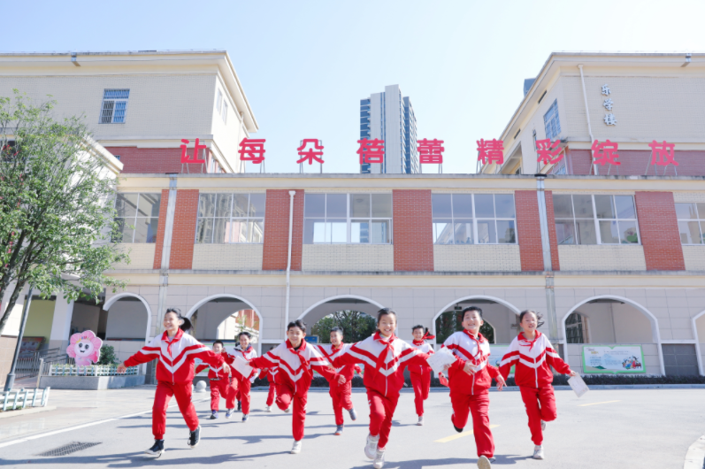 在星沙，孩子们沐浴在阳光下，如朵朵蓓蕾尽情绽放。李杰 摄