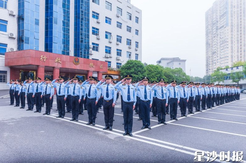 县行政执法局创新建立“三鹰”人才库，推动人才梯次成长。 刘思源 摄