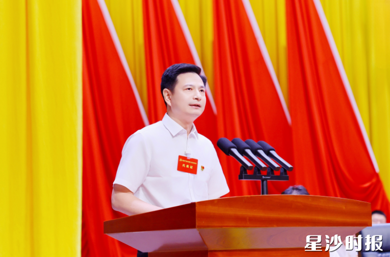 王雄文同志代表中国共产党长沙县第十四届委员会向大会作报告。 王雄文同志代表中国共产党长沙县第十四届委员会向大会作报告。
