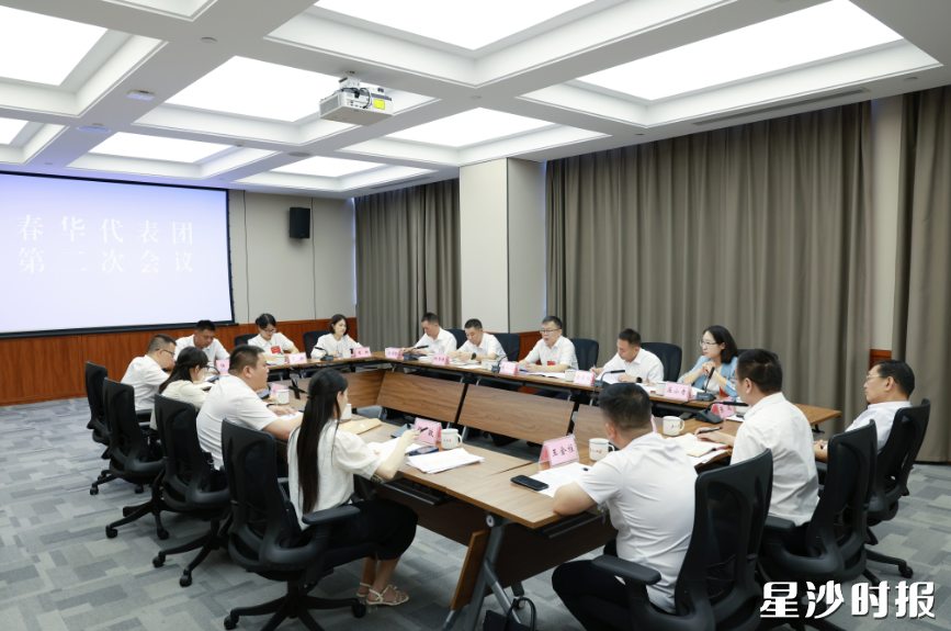 郑以仁参加春华代表团审议。刘思源 摄 郑以仁参加春华代表团审议。刘思源 摄
