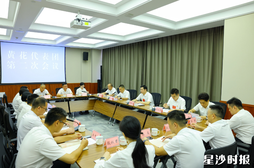 黄花代表团分团讨论现场。 黄花代表团分团讨论现场。