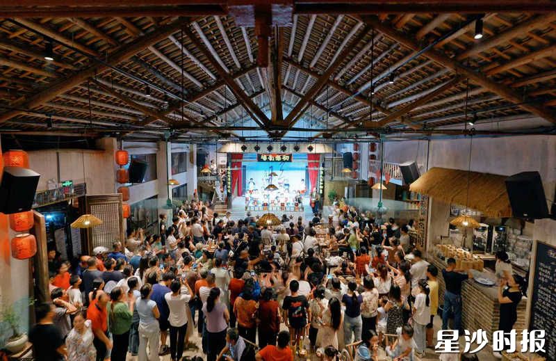 初恋茶馆复古风满满,以80年代怀旧风格为基调,古井、戏合、斑驳的墙、手写的茶牌……仿佛走进一场复古的梦。 初恋茶馆复古风满满,以80年代怀旧风格为基调,古井、戏合、斑驳的墙、手写的茶牌……仿佛走进一场复古的梦。
