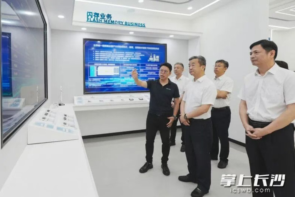 8月9日，副省长、市委书记陈竞走访调研专精特新企业，来到芯盛智能。