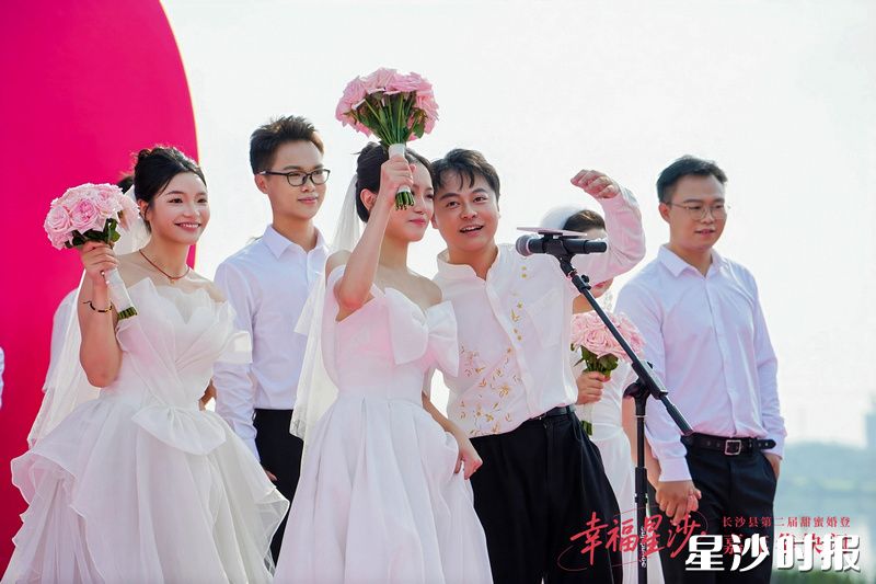 新人们集体许下文明婚嫁誓言。
