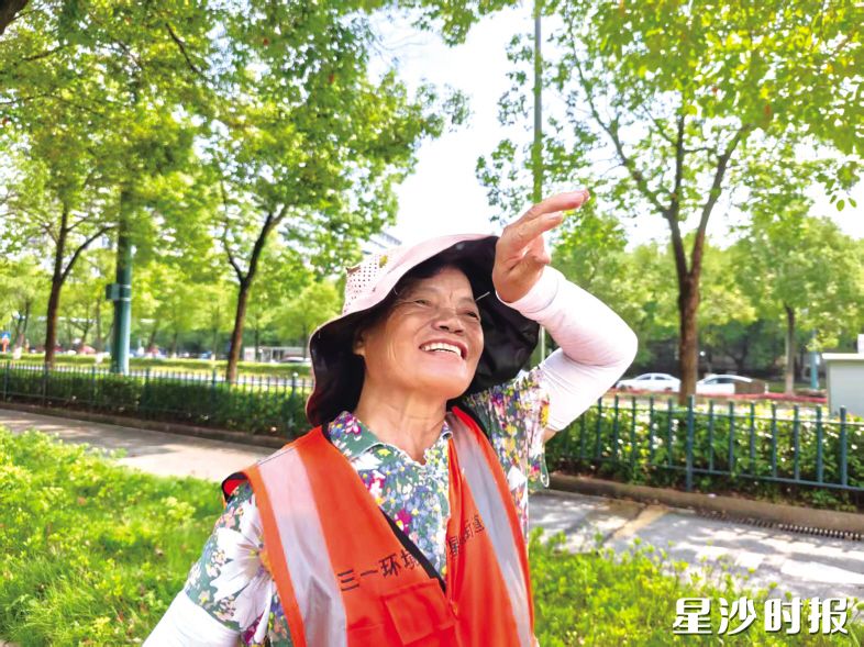 忙完责任路段,李丁妹擦去额头上的汗珠,迎来短暂休整。莫婷 摄