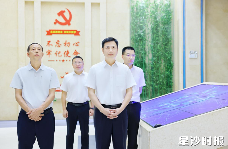 王雄文在长沙高铁新城地下综合管廊控制中心调研。均为曾诗怡 摄 王雄文在长沙高铁新城地下综合管廊控制中心调研。均为曾诗怡 摄