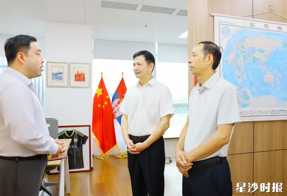 王雄文在国际商务商事服务区调研。 王雄文在国际商务商事服务区调研。