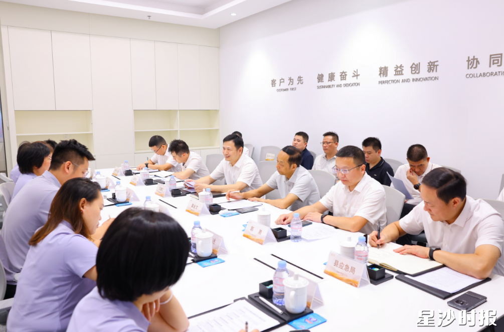 王雄文在长沙杉杉奥特莱斯广场调研。 王雄文在长沙杉杉奥特莱斯广场调研。