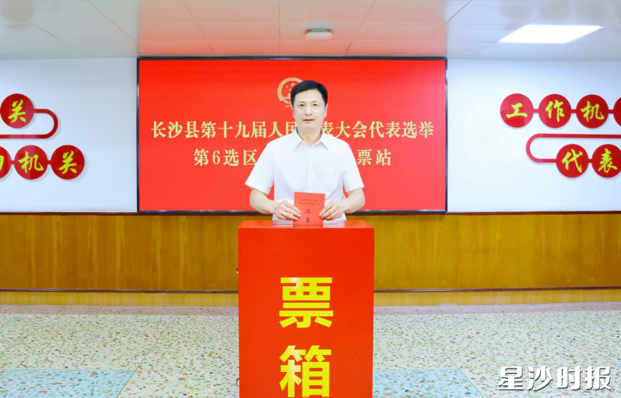 王雄文参加投票。曾诗怡 摄 王雄文参加投票。曾诗怡 摄