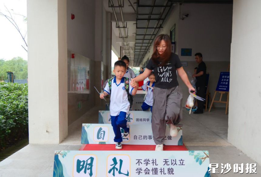 在南雅远航实验学校，家长牵起学生的手，一同迈步跨过成长阶梯，踏过明礼自立的成长之门。