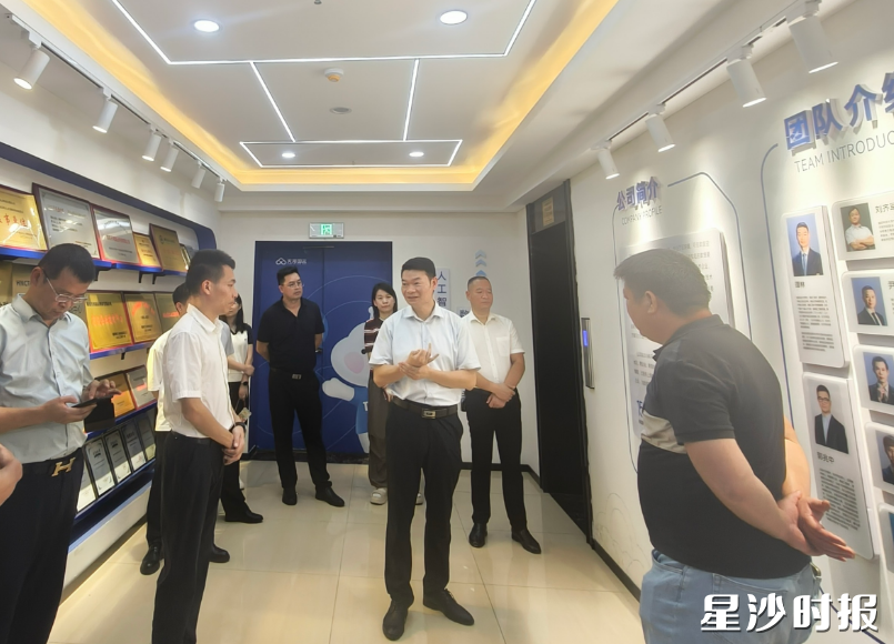 开慧镇党政领导带队走访企业。 开慧镇党政领导带队走访企业。