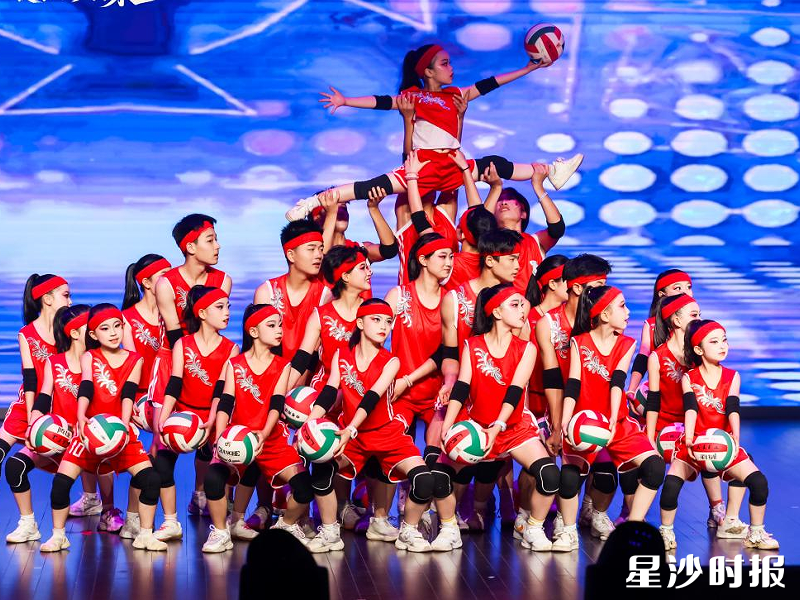 2026年长沙县“星少年”艺体科技节暨课后服务成果展演，“星少年”带来三大球花样展示《三球逐梦，青春飞扬》。均为县教育局供图