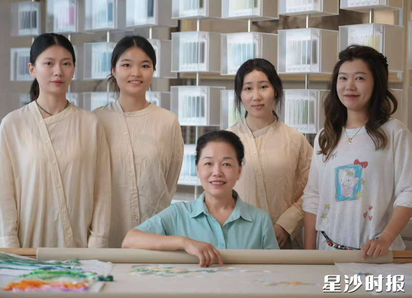 在李艳刺绣艺术馆里,越来越多年轻绣娘正逐渐崭露头角,为湘绣产业注入了年轻的设计力量。