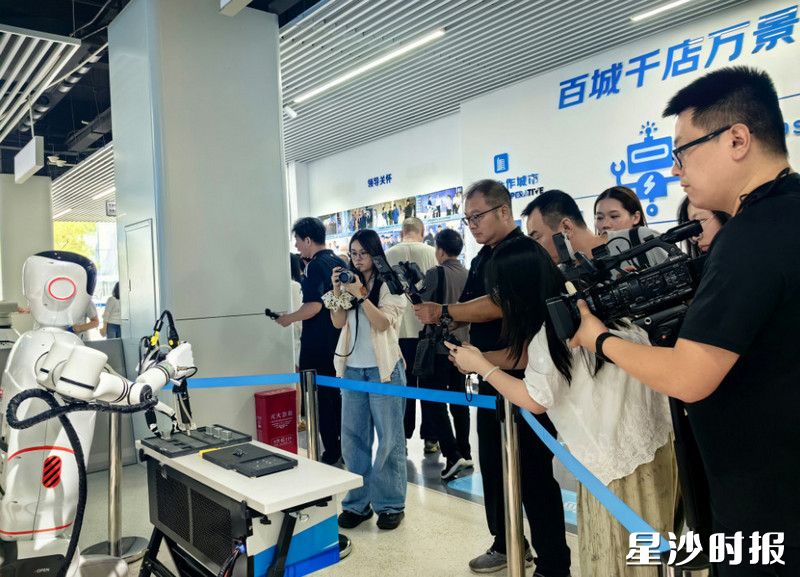 超能机器人大世界机器人应用场景吸引了媒体记者纷纷记录。李丹 摄