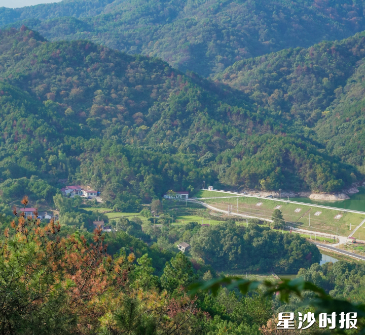 登顶天华山，俯瞰山野盛景。