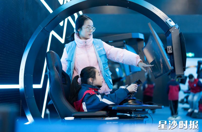 长沙航空科技体验中心，游客在模拟驾驶中感受飞行。资料图片