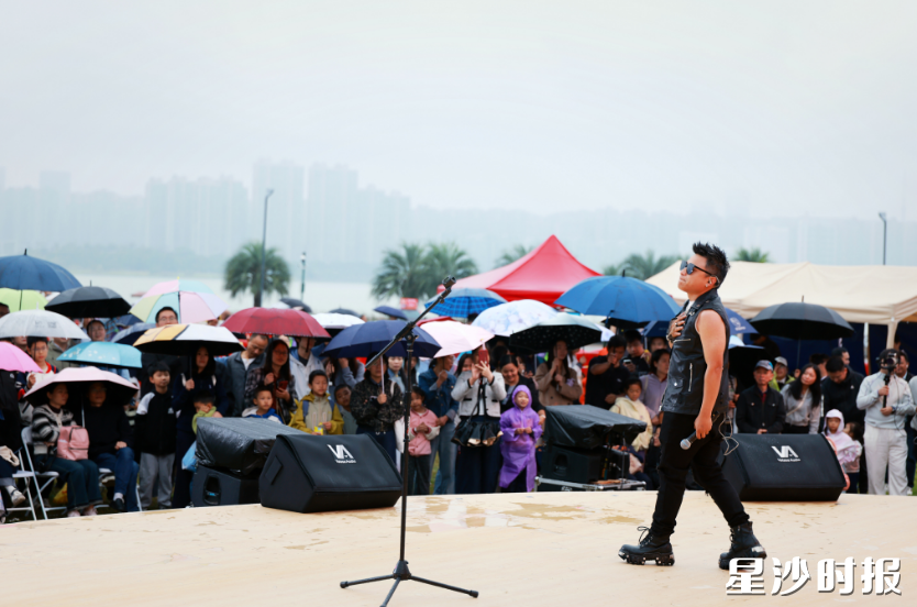 本土乐队星期六乐队登台演出。 本土乐队星期六乐队登台演出。