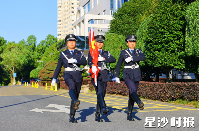 国旗护卫队迈着铿锵有力的步伐,护卫着五星红旗走向升旗台。