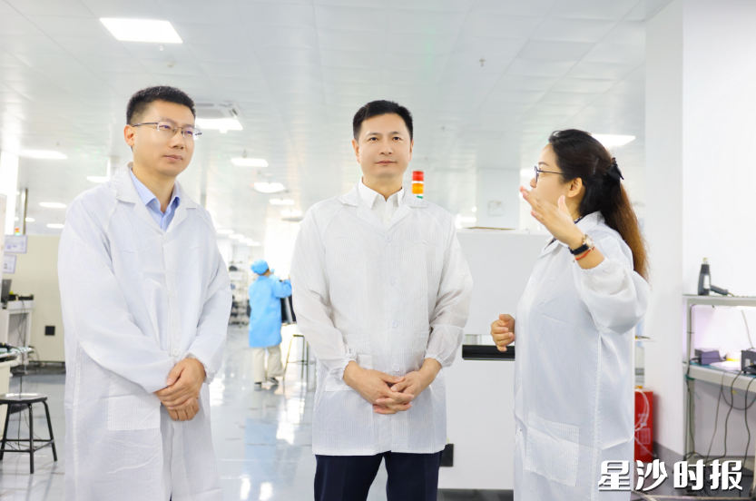 王雄文在中电凯杰高性能新能源模组制造基地项目调研。 王雄文在中电凯杰高性能新能源模组制造基地项目调研。
