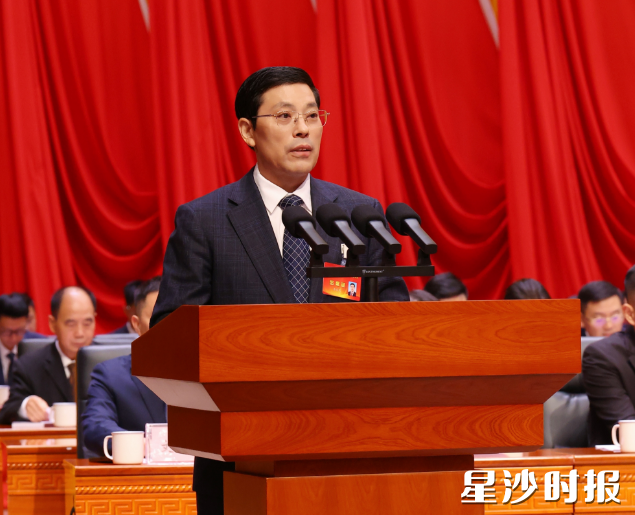 李爱民代表十届县政协常委会在会上作工作报告。曾诗怡 摄 李爱民代表十届县政协常委会在会上作工作报告。曾诗怡 摄