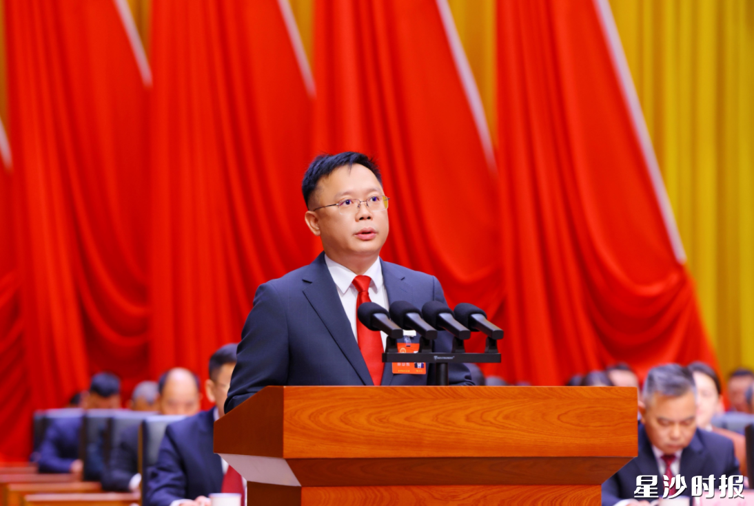 郑以仁代表县第十八届人民政府向大会报告工作。曾诗怡 摄