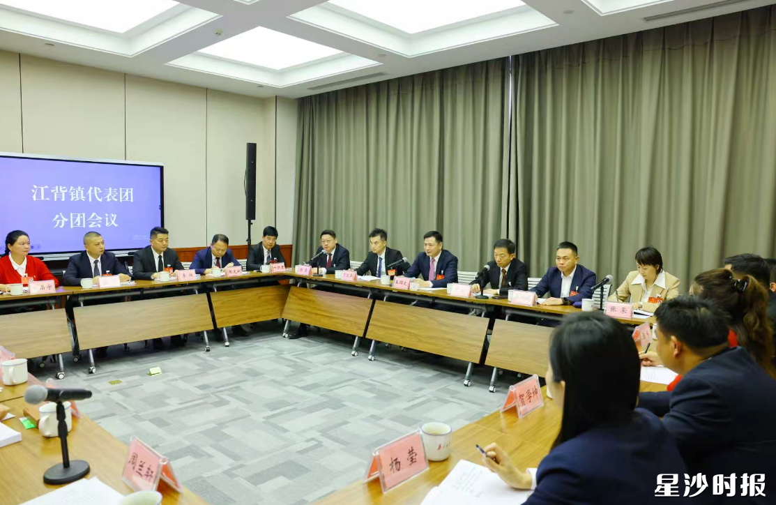 江背镇代表团分团会议现场。均为曾诗怡 摄